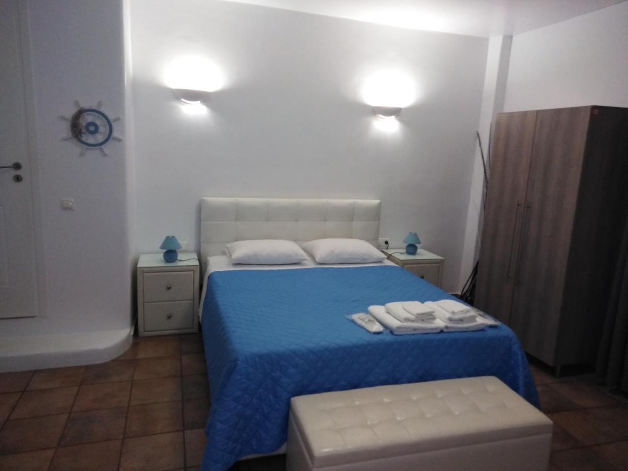Blue & White Apartment Ano Mera